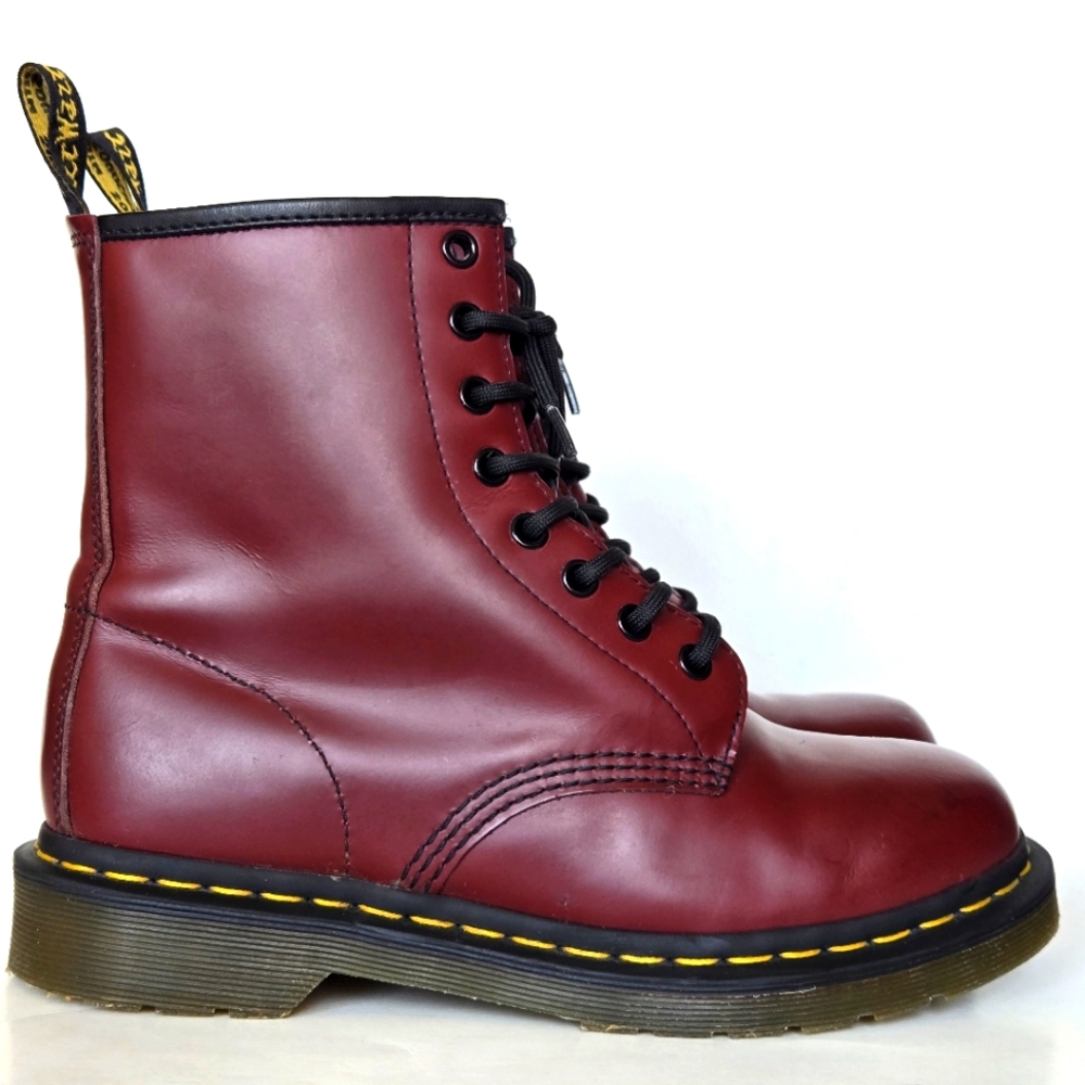 Dr. Martens 1460 SMOOTH LEATHER LACE UP BOOTS. SIZE 7